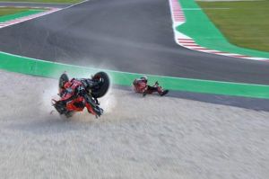Terima Kekalahan, Bagnaia Beri Pelukan Quartararo Juara Dunia MotoGP 2021