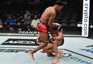 KO Brutal! Petarung UFC Ambruk Dihantam Sodokan Lutut Mematikan