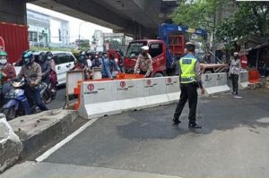 Jalan Ambles di Soleh Iskandar Bogor Ditutup, Polisi Pasang Cansteen Beton