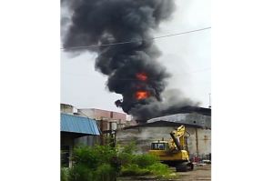 Kebakaran Pabrik di Cilincing Jakut Diduga dari Percikan Las