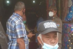 Angkot Seruduk Toko Kasur di Pasar Rebo, Pemilik: Rugi Banyak