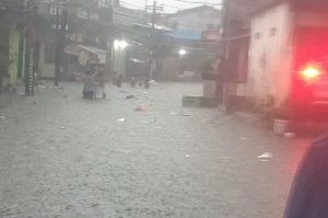 Sejumlah Kawasan di Jakarta Selatan Tergenang Banjir, Arus Lalu Lintas Tersendat