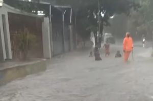 Diguyur Hujan Deras, Jalan Raya Kebayoran Lama Banjir