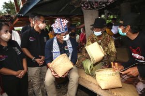 Menparekraf Siap Bantu Mesin Pemotong Bambu untuk Desa Wisata Kole Sawangan