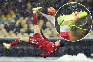 Gol Salto Lewandowski di Lapangan Salju dengan Tali Sepatu Lepas