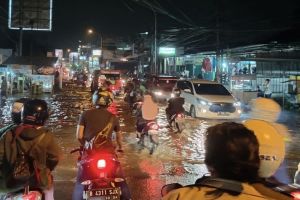 Jalan Raya di Depan Perumahan Bumi Nasio Banjir, Arus Lalu Lintas Terhambat