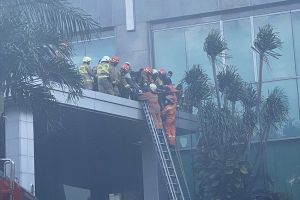 Dramatis! Detik-detik Petugas Evakuasi 2 Karyawan Terjebak Kebakaran Gedung Cyber
