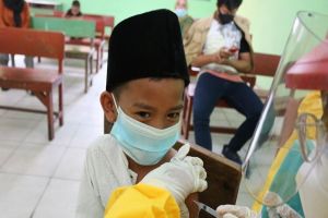 Jokowi Minta Vaksinasi Covid-19 Anak Usia 6 Tahun ke Atas Dimulai 2022