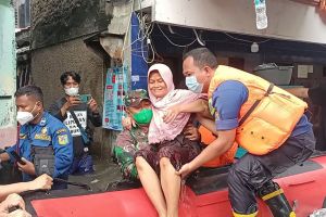 Dramatis! Begini Detik-detik Petugas Evakuasi Lansia dan Balita Terjebak Banjir Rob