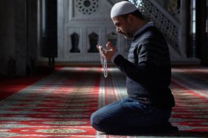 Doa Mengusap Wajah Selepas Sholat, Fadhilahnya Dipelihara dari Kesedihan