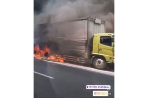Jelang Siang, Truk Kontainer Terbakar di Tol JORR Cikunir
