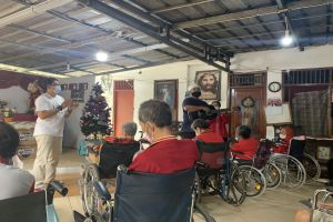 Berbagi Kasih Jelang Natal, MNC Peduli Bagikan Sembako di Rumah Jompo Bekasi