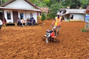Pembangunan Jalan Desa Kalisari Gunakan Soil Stabilizer