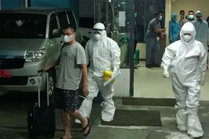 Sempat Menolak, Pasien Omicron Dibawa Petugas Menuju RSPI Tanjung Priok