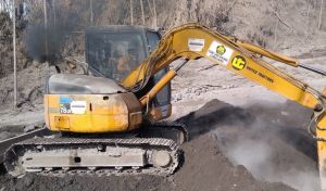 United Tractors Sambangi 2 Lokasi Paling Parah Terdampak Erupsi Gunung Semeru