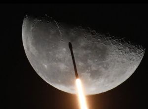 Roket Falcon 9, yang diluncurkan SpaceX pada 2015 diprediksi akan menabrak bulan. Bagaimana ceritanya?
