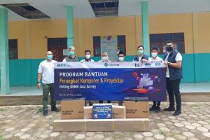 BUMN IDSurvey Serahkan Bantuan Perangkat TIK ke 3 Sekolah di Banten