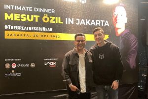 Arief Muhammad Ajari Mesut Ozil Makan Nasi Padang Pakai Tangan, Netizen: Betapa Beruntungnya Ozil