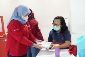 Hari Donor Darah Sedunia, Banzai bersama PMI Bagikan 400 Bento Box pada Pendonor di Jabodetabek