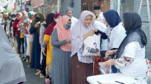 Ringankan Beban Keluarga, UKM Sahabat Sandi Gelar Bazar Sembako di Pulogadung