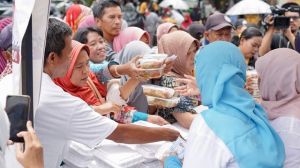 Batur Sandi Uno Borong Ratusan Paket Nasi Pelaku UMKM di Cirebon