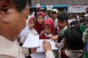 Anak-anak SD Rebutan Minta Tanda Tangan Prabowo saat Kunjungi Warga Terdampak Erupsi Semeru