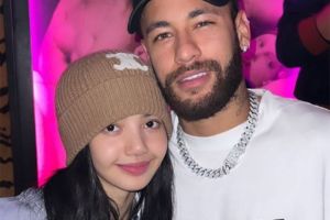 Lisa BLACKPINK membagikan potret kebersamaannya dengan pesepakbola asal Brasil, Neymar.