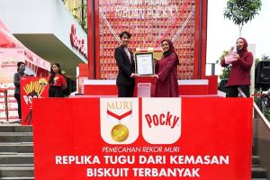 Bikin Tugu Raksasa dari Kemasan Biskuit, Glico Indonesia Sabet Rekor MURI