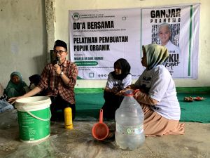 Santri Dukung Ganjar Latih Emak-emak Bikin Pupuk Organik di Bogor