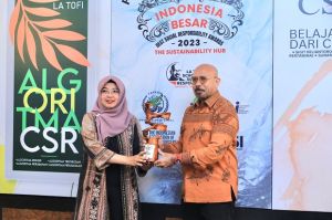 Nicke Widyawati Menjadi Bintang CSR di Indonesia Best Social Responsibility Awards 2023