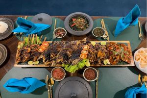 Sensasi Iga Bakar dan BBQ Assorted Seafood di Atas Papan Sepanjang 1 Meter