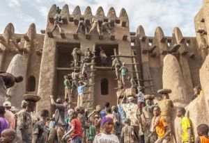 Setahun Sekali, Masjid Agung Djenne Mali Diplester dengan Lumpur