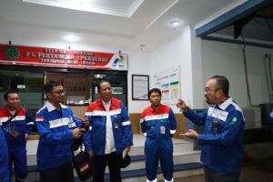 Dirut Pertamina Patra Niaga Turun Langsung Cek Kondisi Kebocoran Pipa Terminal BBM Tuban
