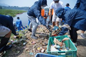 Peduli Lingkungan, Perusahaan Kosmetik Korea Gandeng Waste4change Bersihkan Sampah Sungai Citarum