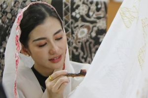 Pesona Novita Hardini Mochamad Saat Mencanting Batik Khas Trenggalek di Museum Tekstil