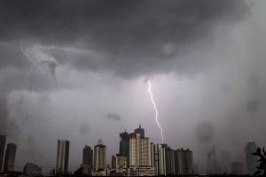 Penampakan Petir Menyambar Gedung Pencakar Langit Jakarta