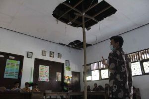 Rawan Roboh, Plafon Ruang Kelas SDN Talunkidul Disangga Bambu