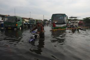 Penampakan Pelabuhan Tanjung Emas Semarang Dikepung Banjir Rob