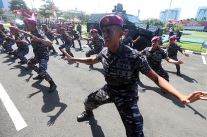HUT Bhayangkara Polri ke-76, Marinir Persembahkan Yel-Yel Haka-Haka di Mapolda Jatim