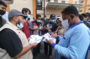Keluarga Korban Kerusuhan Suporter Sambangi Kamar Jenazah RS Saiful Anwar Malang