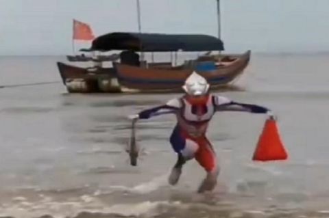 Viral, Penampakan Ultraman Joget Koplo di Pantura Karawang Bikin Ngakak