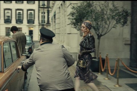 Mengintip Aksesoris Mewah Cruella de Vil di Film Cruella, Salah Satunya Tas Louis  Vuitton Capucines