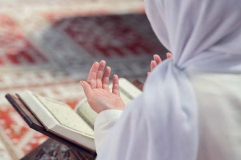 Anjuran Berdoa di Tengah Bacaan Al-Qur'an Jangan Diabaikan