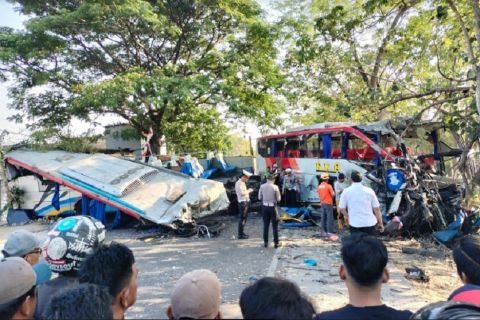 kronologi tabrakan maut bus eka vs sugeng rahayu di ngawi korban berserakan di jalan dgb