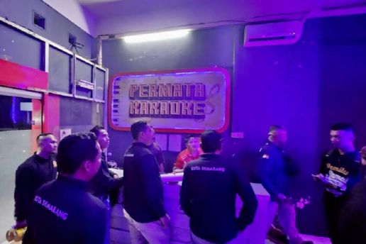 Langgar Jam Operasional, 4 Tempat Karaoke di Semarang Disegel Satpol PP