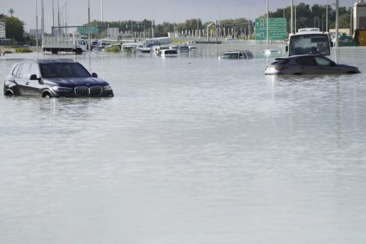 Dubai Dilanda Banjir Bandang, Mobil-mobil Tenggelam hingga Mal Tergenang