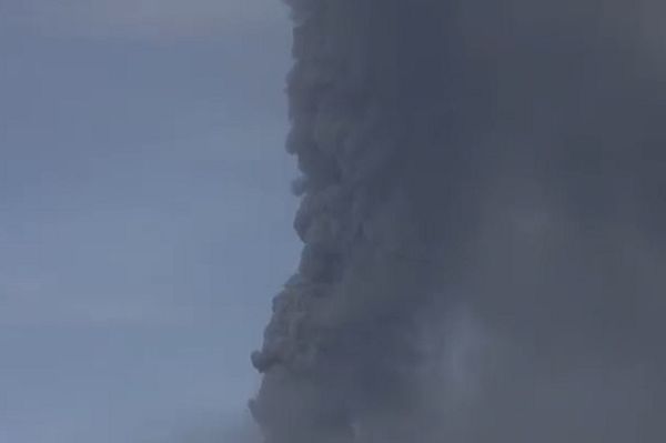Sinabung Terus Erupsi, Muntahkan Abu Vulkanik Setinggi 1.000 Meter
