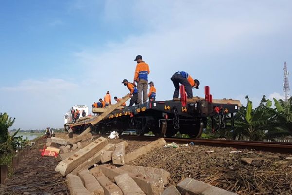 Rel Tergerus Banjir di Bekasi, KA Jarak Jauh Belum Bisa Berangkat dan Masuk Jakarta