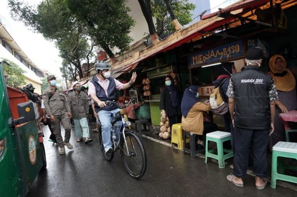Anies Posting Makan Gudeg di Kaki Lima, Netizen: Keren Cara Bapak Mempromosikan Jakarta