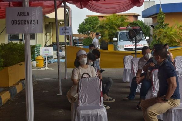 Pedagang Pasar di Bekasi Jalani Vaksinasi Covid-19, Tampangnya Cantik-cantik Lho!
